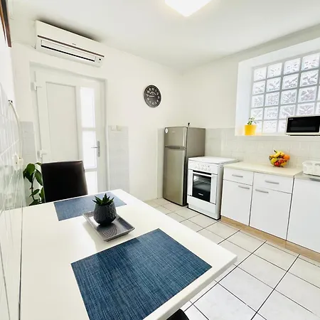 Monica Apartman