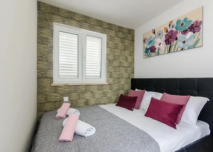 Monica دوبروفينك