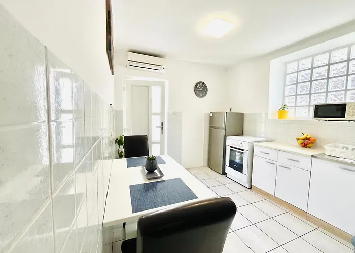 Monica דוברובניק